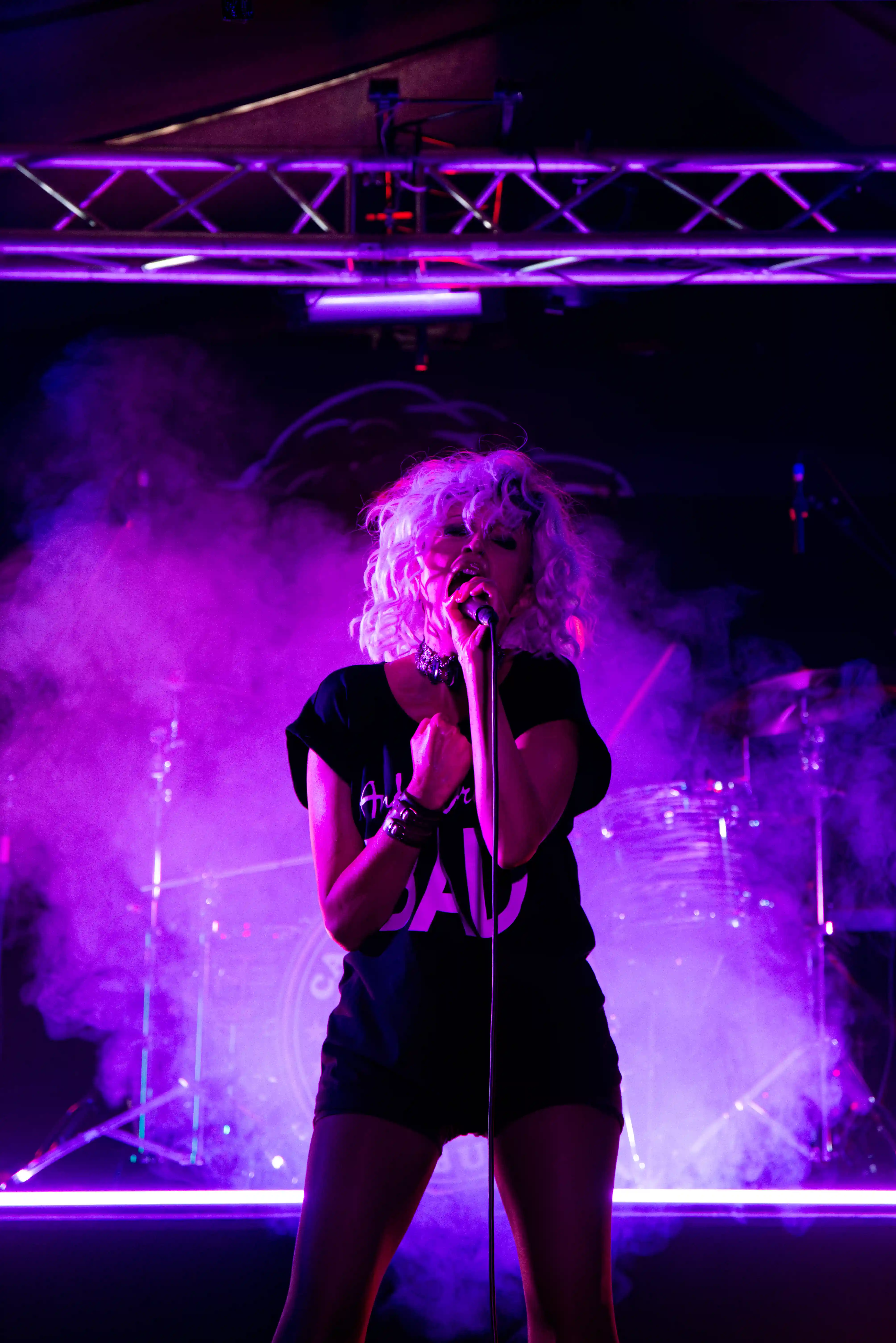 Maud chante le poing fermé