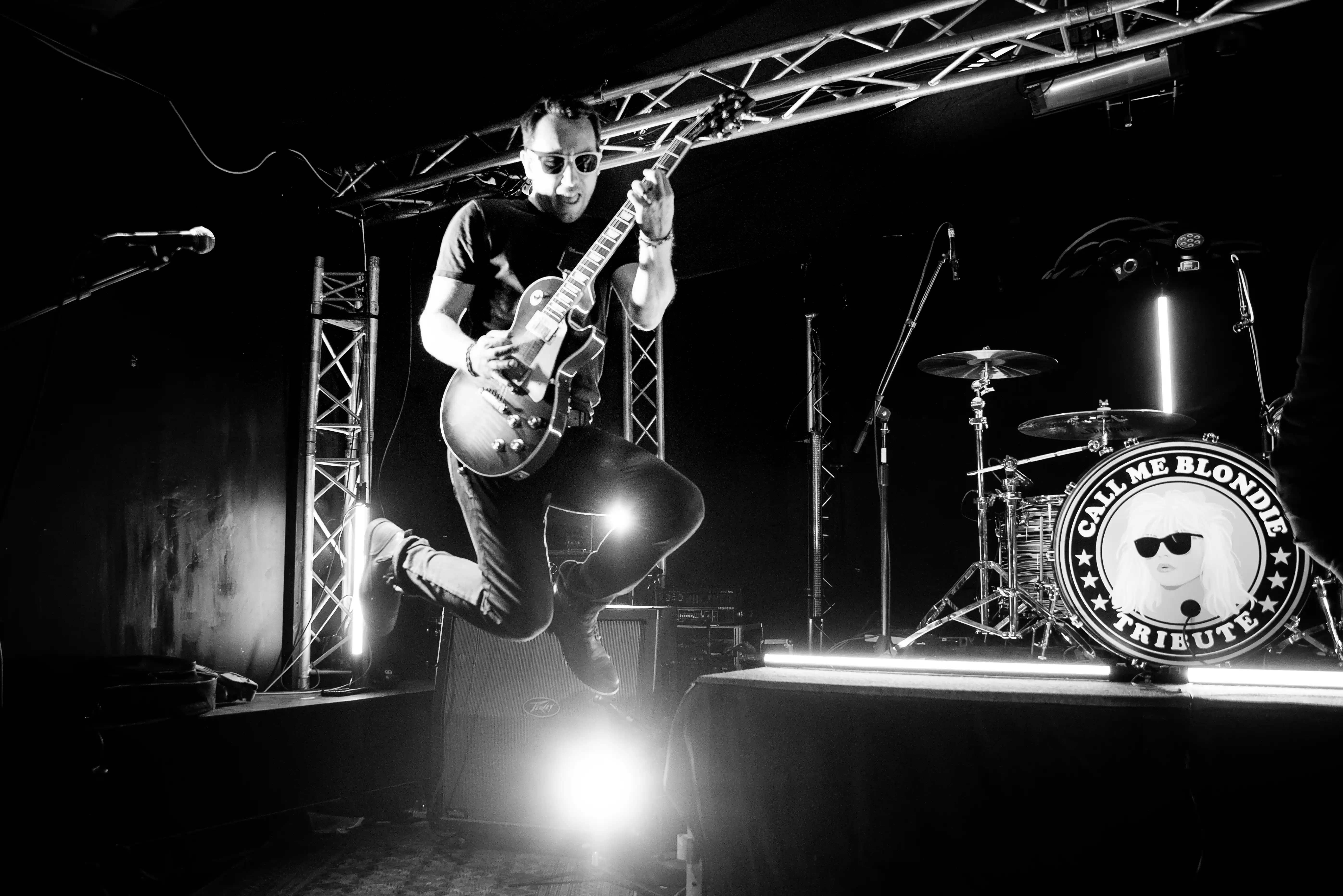 Ben saute en l'air avec sa guitare