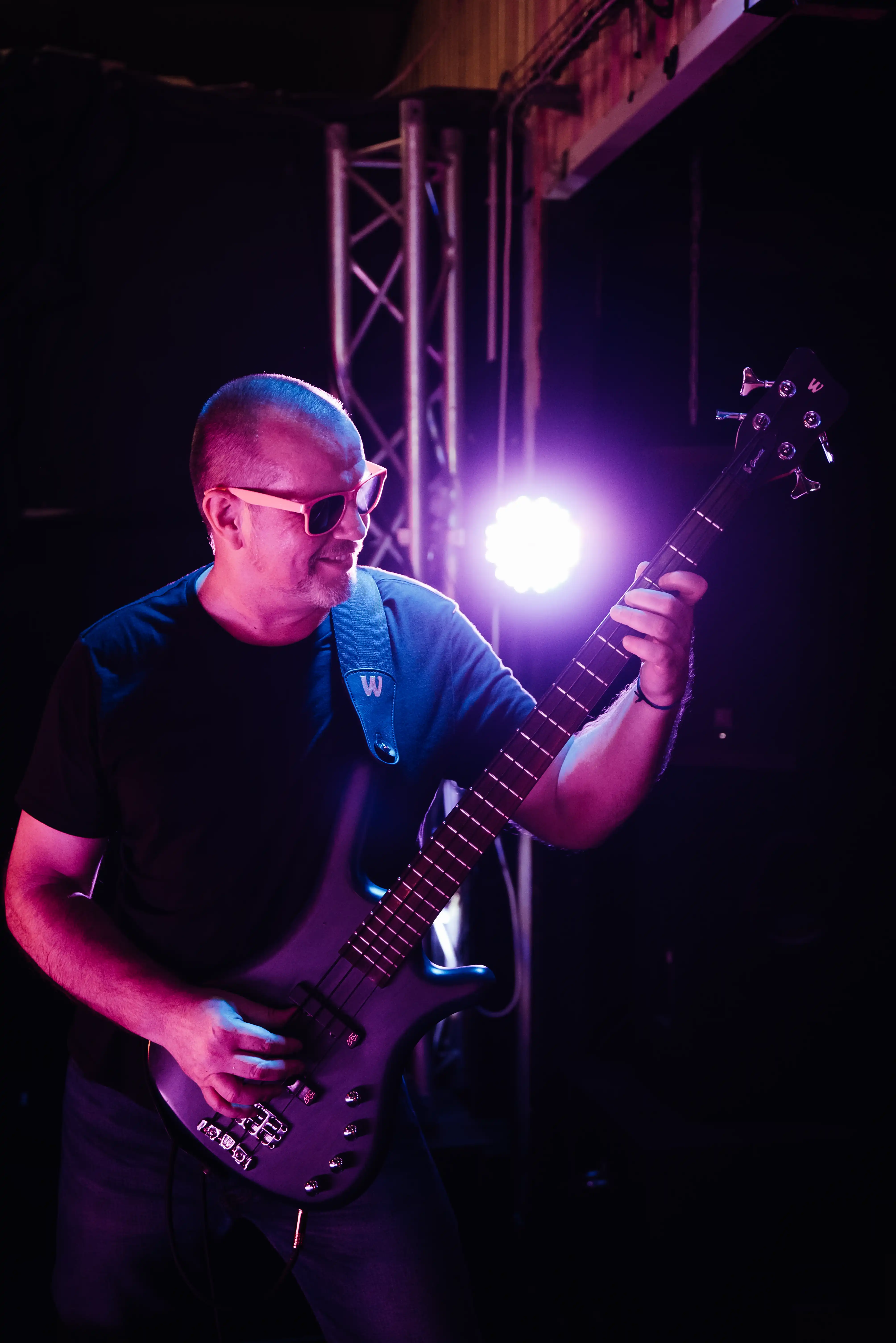 Kark joue de la basse