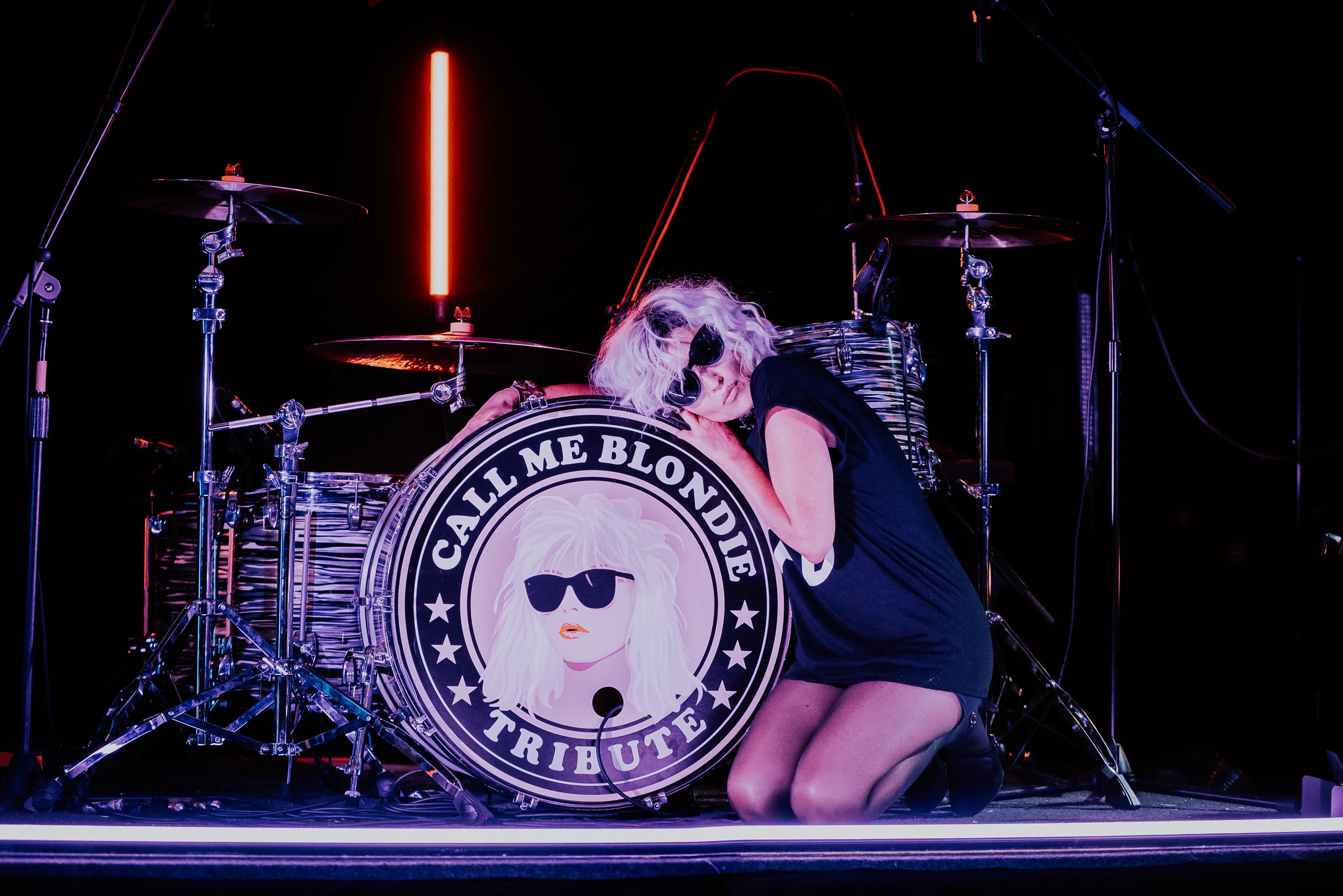 Maud et le logo sur la grosse caisse